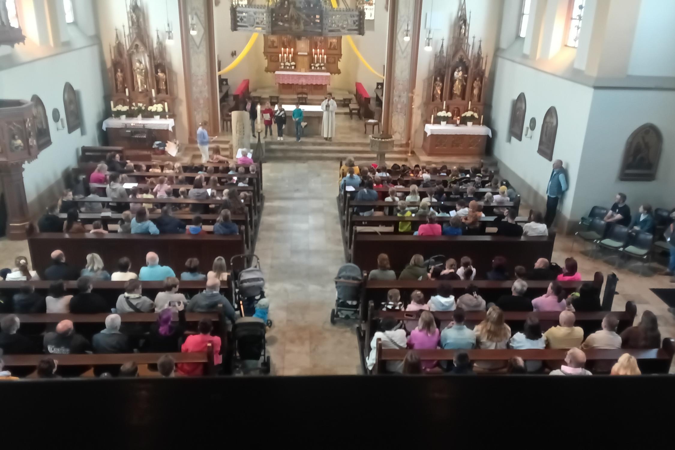 Familien in der Kirche in Schwürbitz