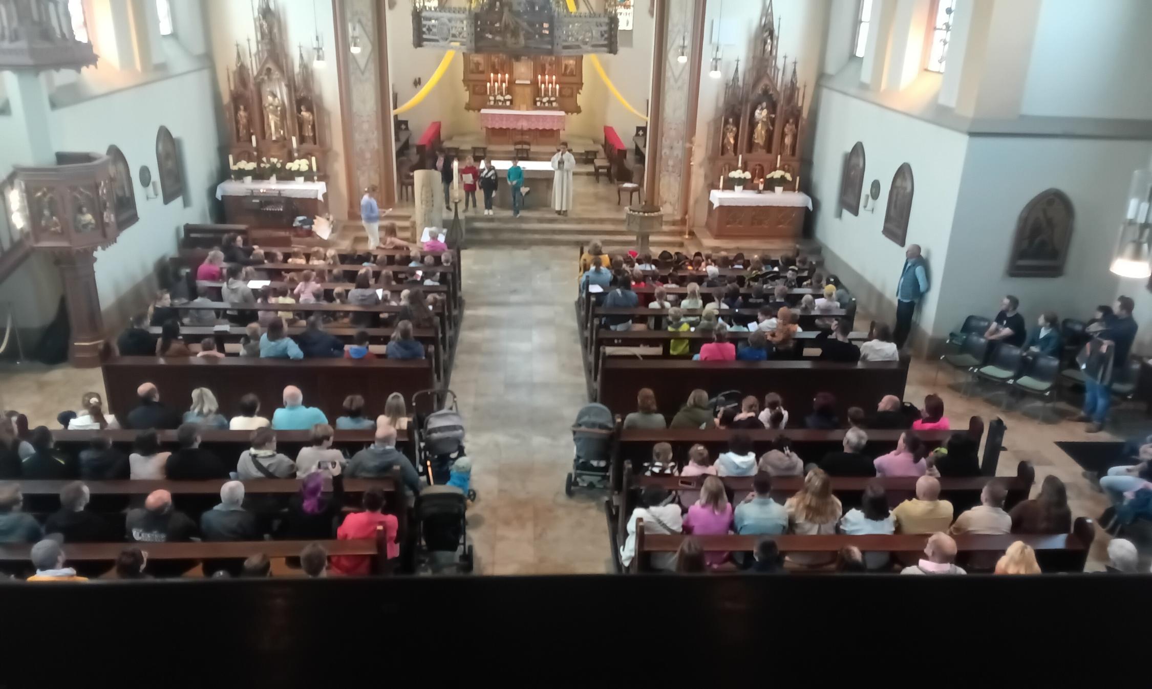 Familien in der Kirche in Schwürbitz