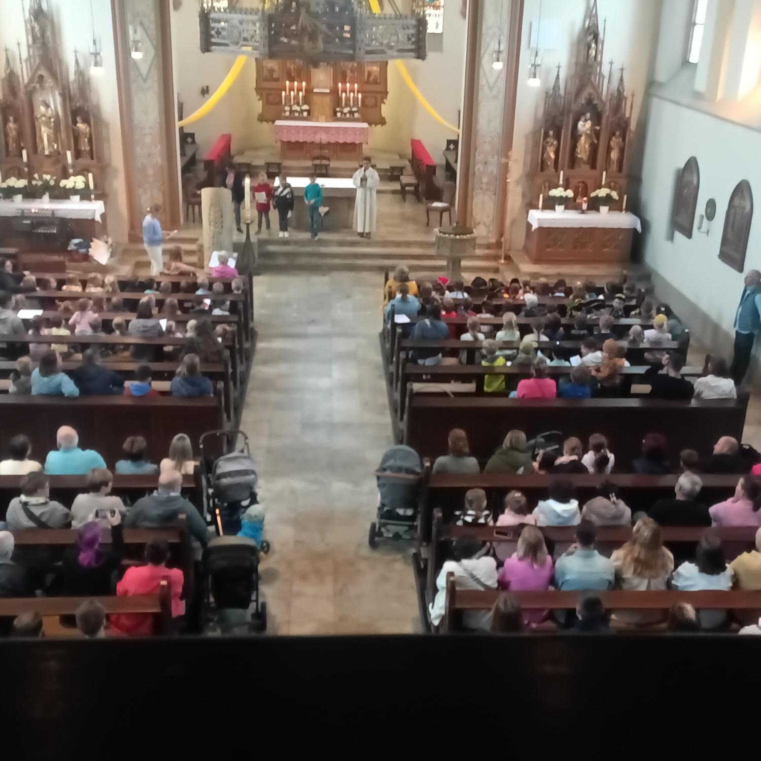 Familien in der Kirche in Schwürbitz