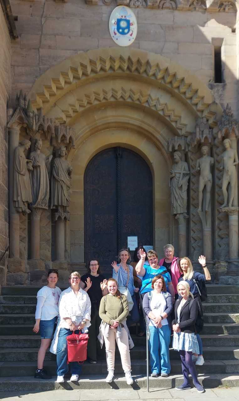 Das Team des Kiga Hl. Familie steht vor der Eingangspforte des Bamberger Doms