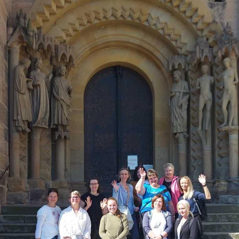 Das Team des Kiga Hl. Familie steht vor der Eingangspforte des Bamberger Doms