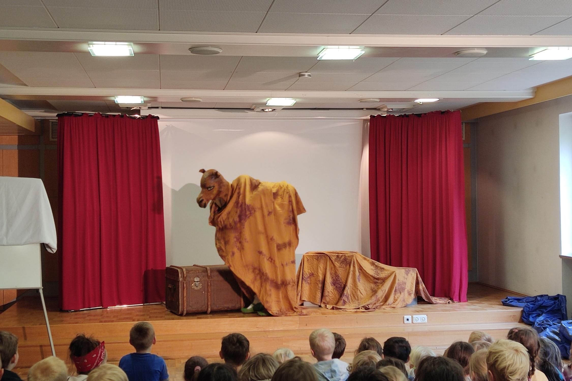 Bühne mit Kindern davor